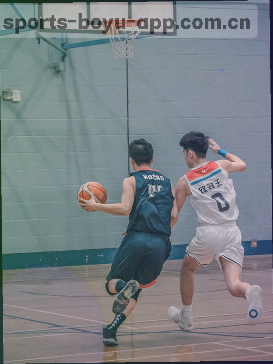 站立通勤中单手滑动战报列表的手机特写